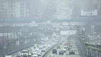 Жители Москвы жалуются на странный запах гари и неестественный туман